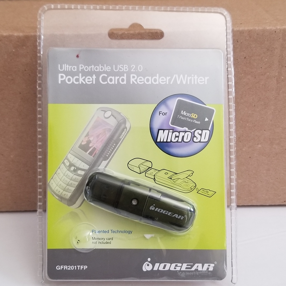 ULTRA PORTABLE USB 2.0 POCKET CARD READER/WRITER